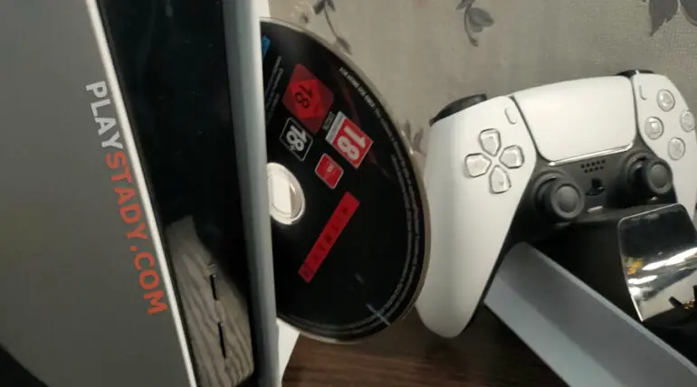 How to properly insert a disc in PS5